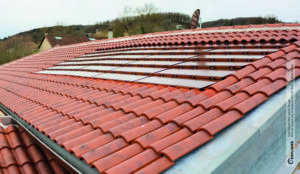 Herkömmliche Kachel - oder Photovoltaik-Kachel? Dachowka Solarna Wykadrowane Min