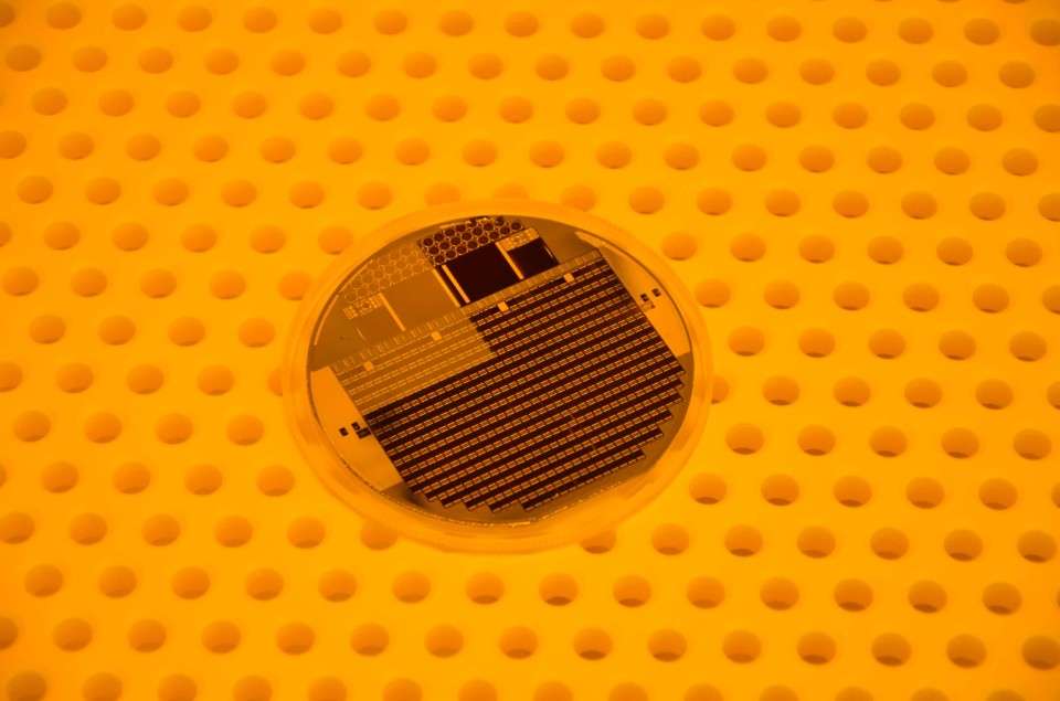 Najbardziej wydajne panele fotowoltaiczne 2023 Percent Solarcell Nahaufnahme Web Image Fraunhofer Ise Rekordowe ogniwo fotowoltaiczne wykonane przez Fraunhofer Institute for Solar Energy Systems