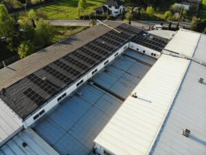 Leistung der Anlage: 49,6 kW Photovoltaik-Module: Bauer Solar 400 W Technologie der Module: Bifacial