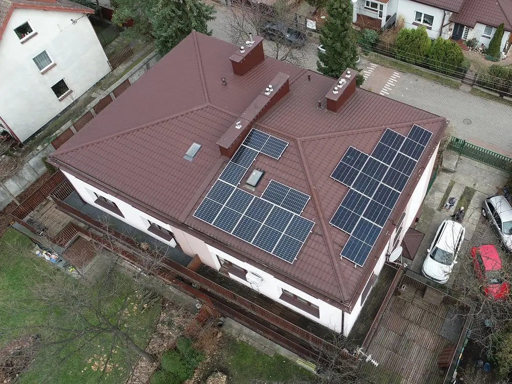 Etap 1: Moc instalacji: 3,68 kW Moduły fotowoltaiczne: AKCOME 460 W Etap 2: Moc instalacji: 3,96 kW Moduły fotowoltaiczne: Trina 495 W Technologia modułu: Bifacial