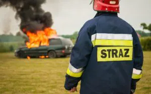 okładka palący się samochód elektryczny min