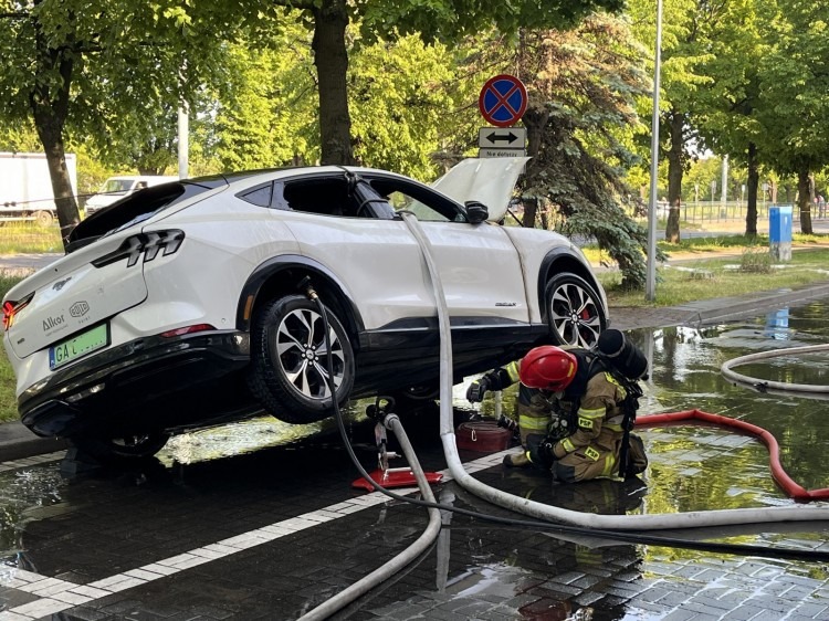 pożary samochodów elektrycznych mustang