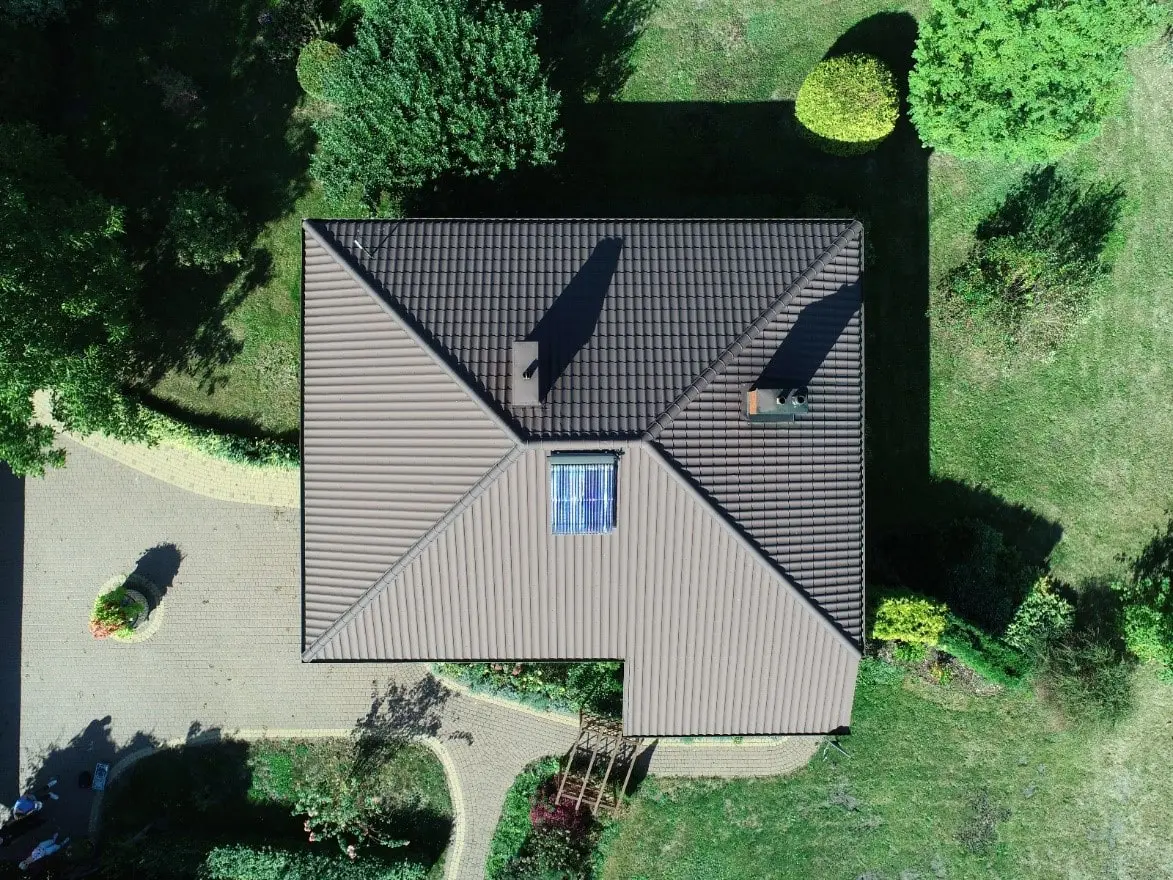 Obciążenie dachu instalacją fotowoltaiczną pokrytego blachodachówką