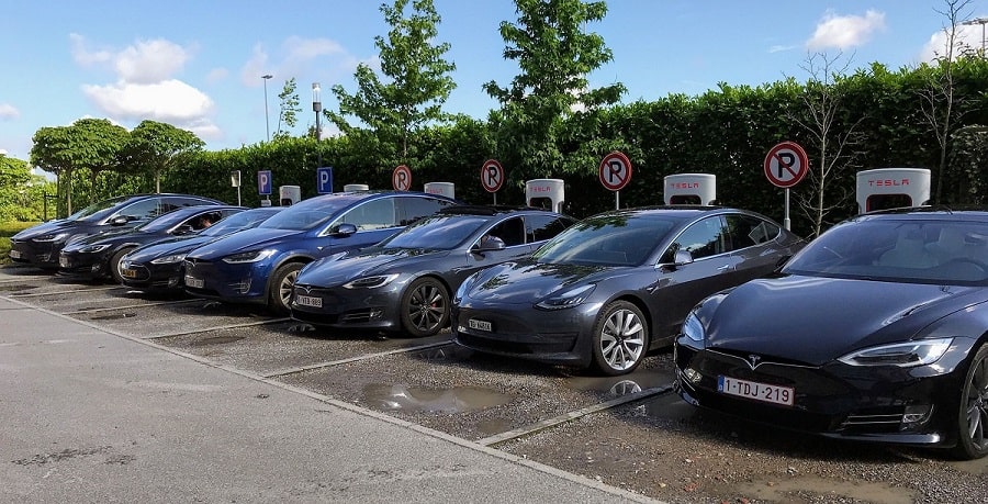 elektromobilność na świecie – co przyniesie przyszłość? parking pod fabryka tesli