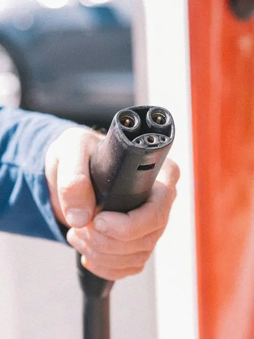 Ładowanie elektryka w trasie: porady i wskazówki ładowanie elektryka w trasie złącze stacji ładowania min