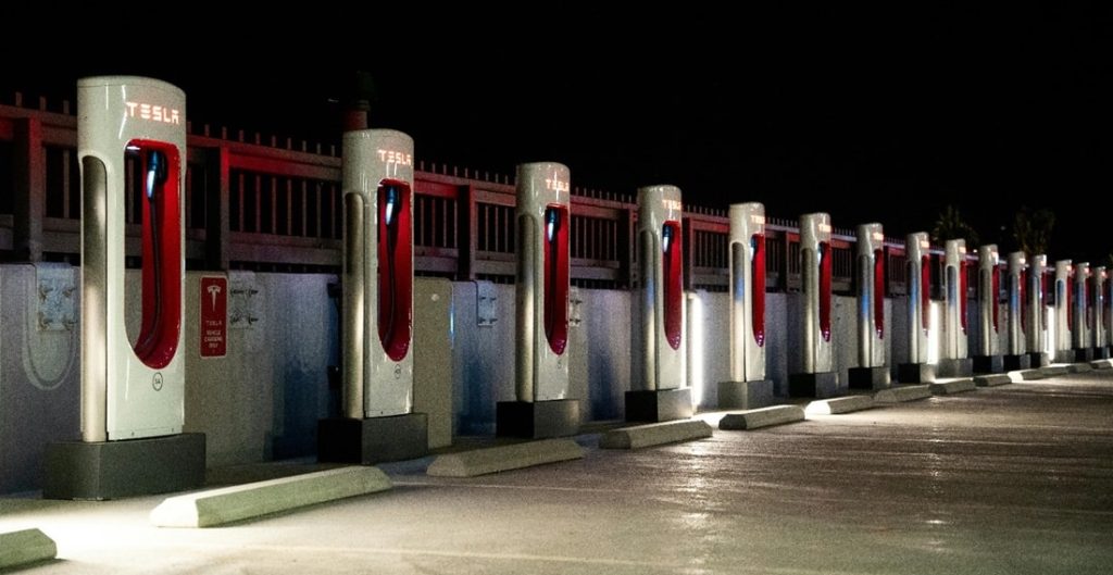 Inwestycja w stacje ładowania ładowarka Dla Firm Min