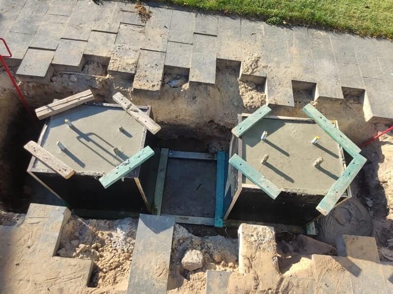 Montaż wiaty z fotowoltaiką – Kompletny przewodnik Montaż Wiaty Z Fotowoltaiką Fundamenty Min Montaż wiaty z fotowoltaiką – Kompletny przewodnik Montaż Wiaty Z Fotowoltaiką Fundamenty Min