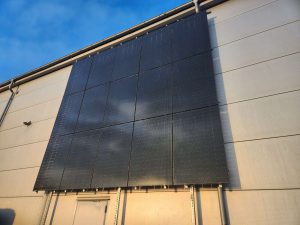 Panele fotowoltaiczne na ścianie budynku (elewacji) – montaż, korzyści Pv